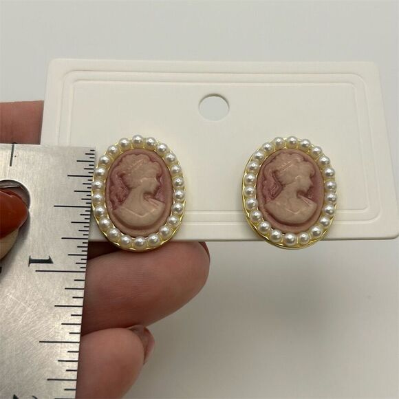 Woman Portrait Light Pink Cameo Faux Pearl Oval Round Stud Earrings Victorian - Picture 7 of 9